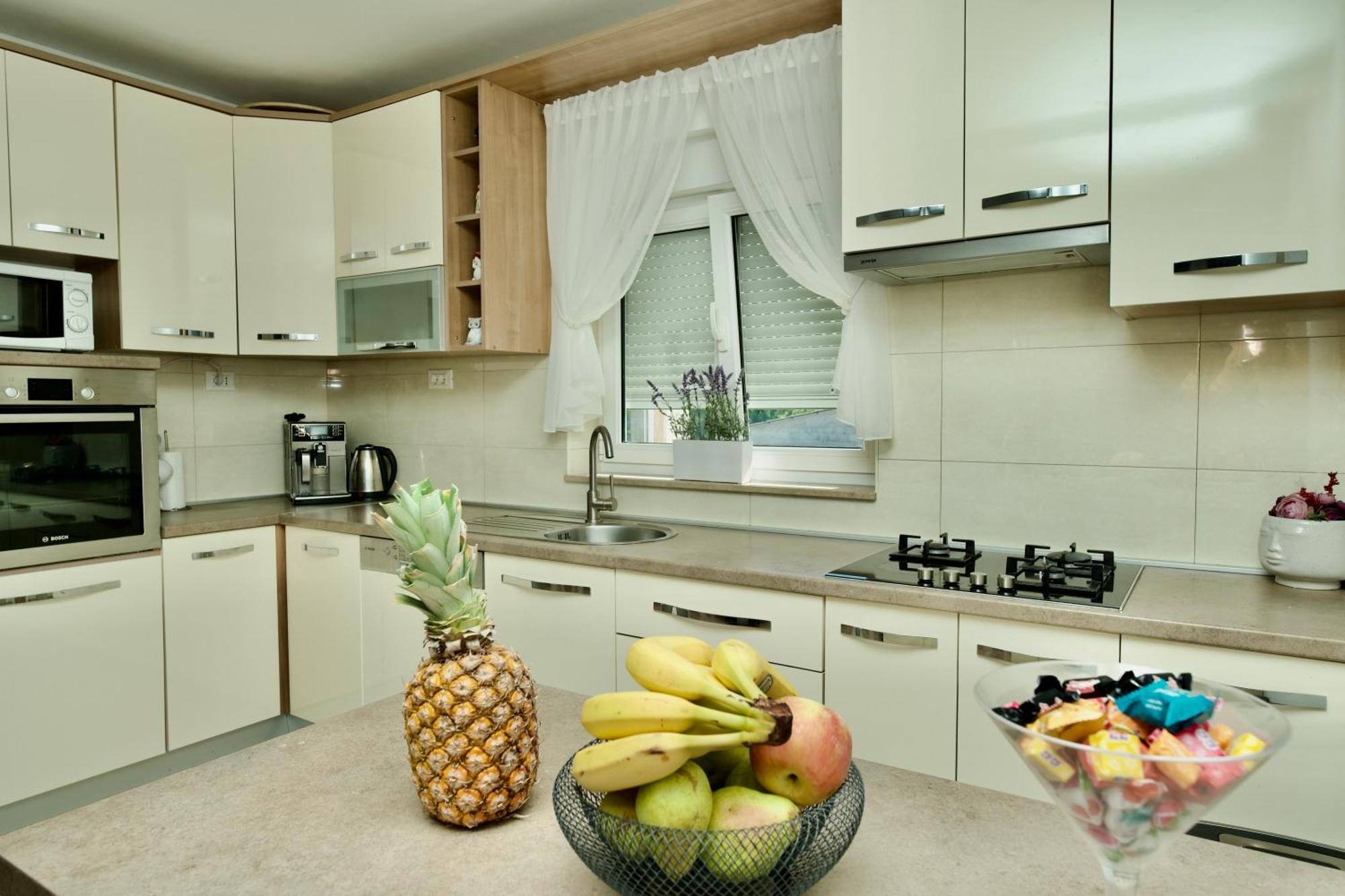 Apartment Lana Bristivica Eksteriør bilde