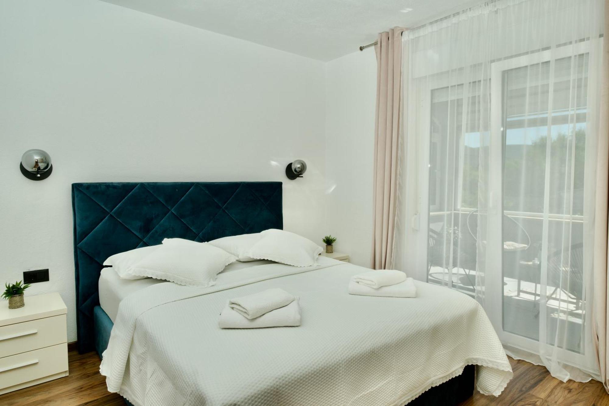 Apartment Lana Bristivica Eksteriør bilde